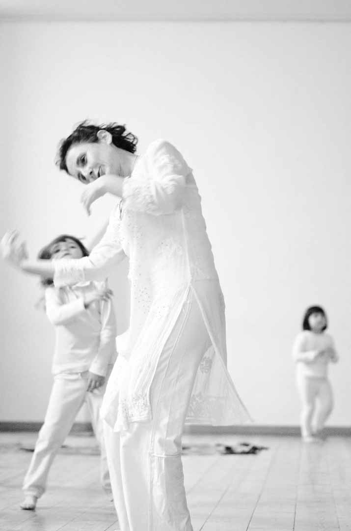 paola savino con bambini danza terapia